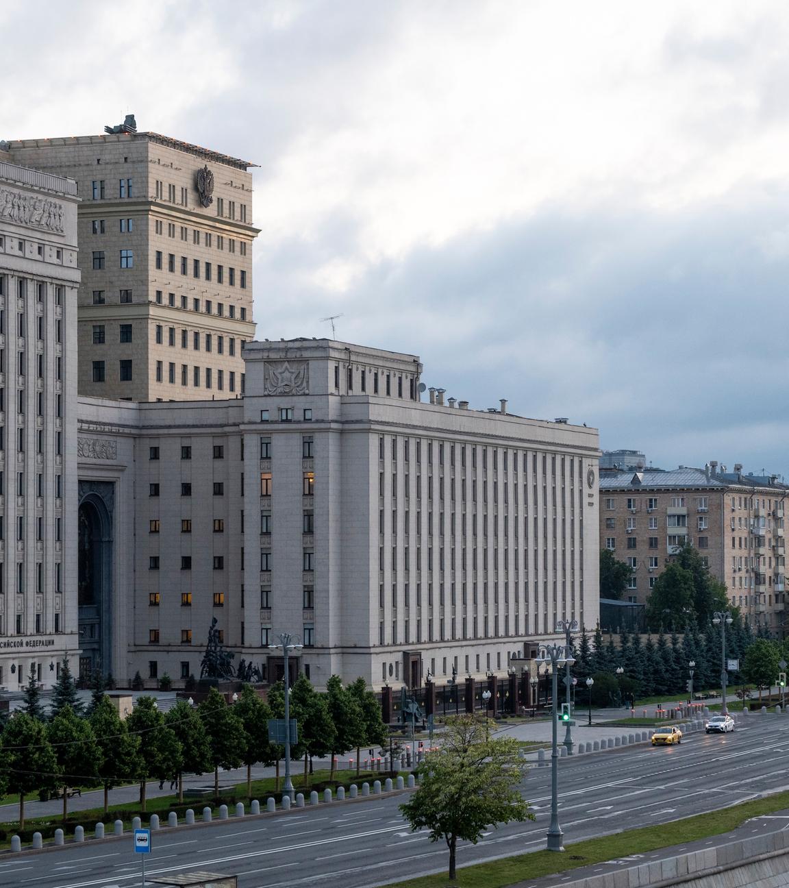 Ein Blick auf das Gebäude des russischen Verteidigungsministeriums mit Flugabwehrsystemen auf dem Dach in Moskau.