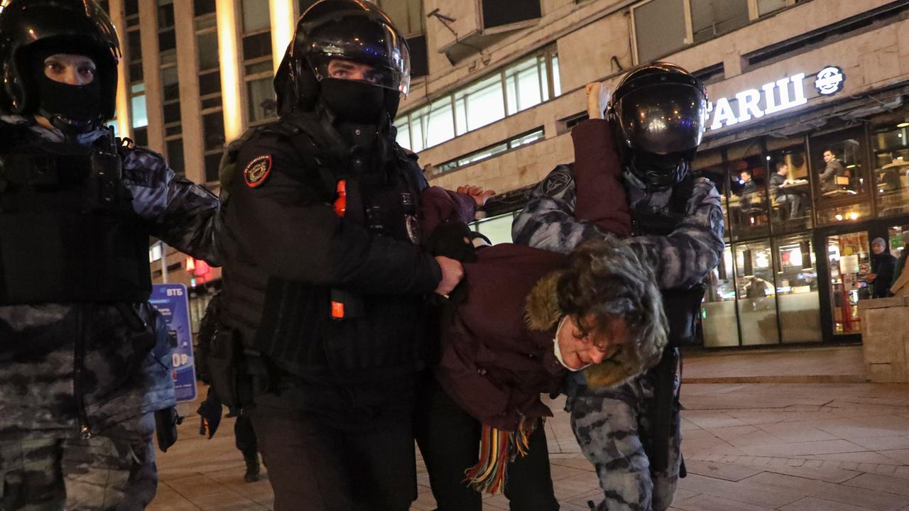Hunderte Demonstranten in Moskau festgenommen