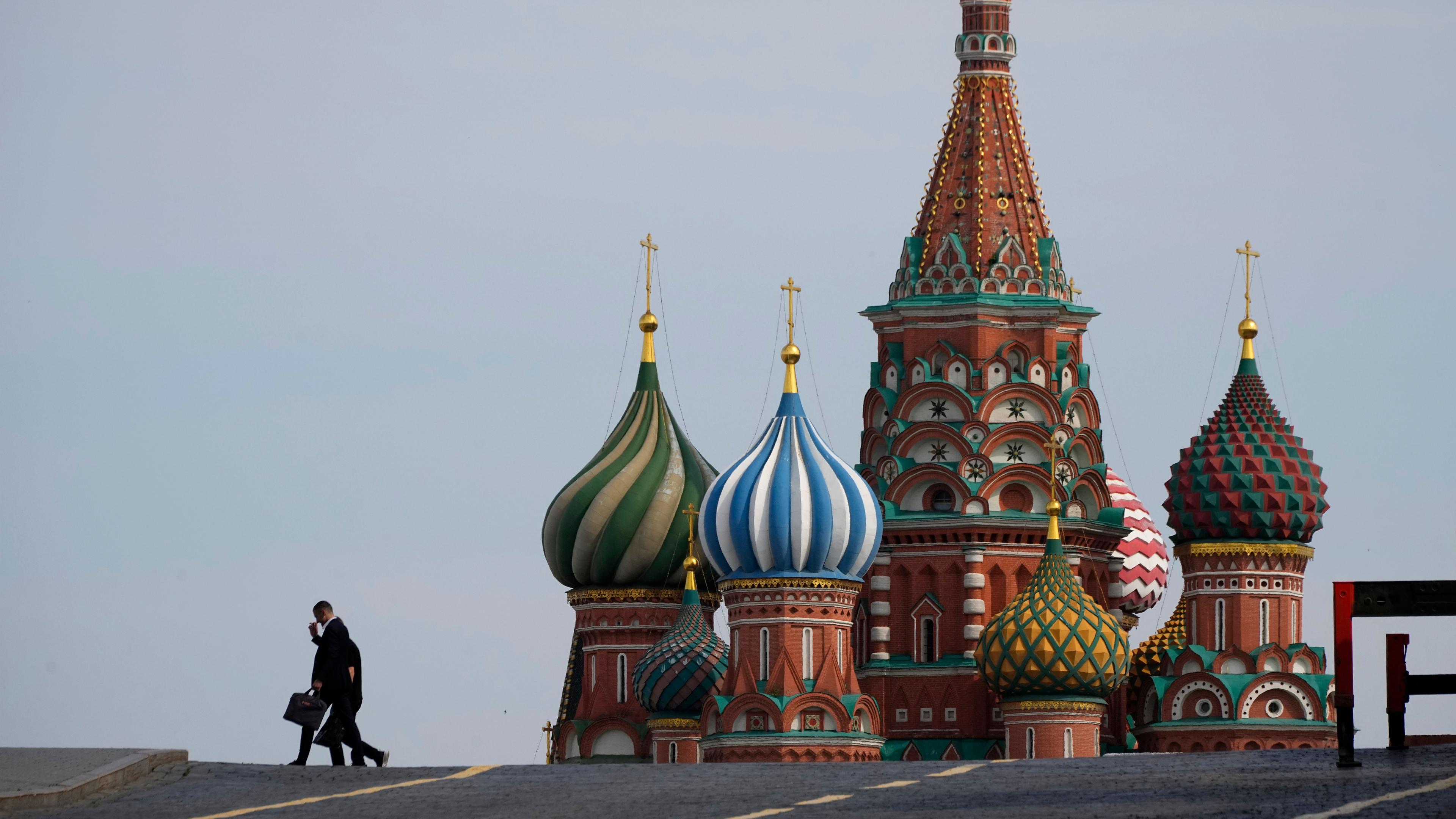 Männer laufen über den Roten Platz in Moskau
