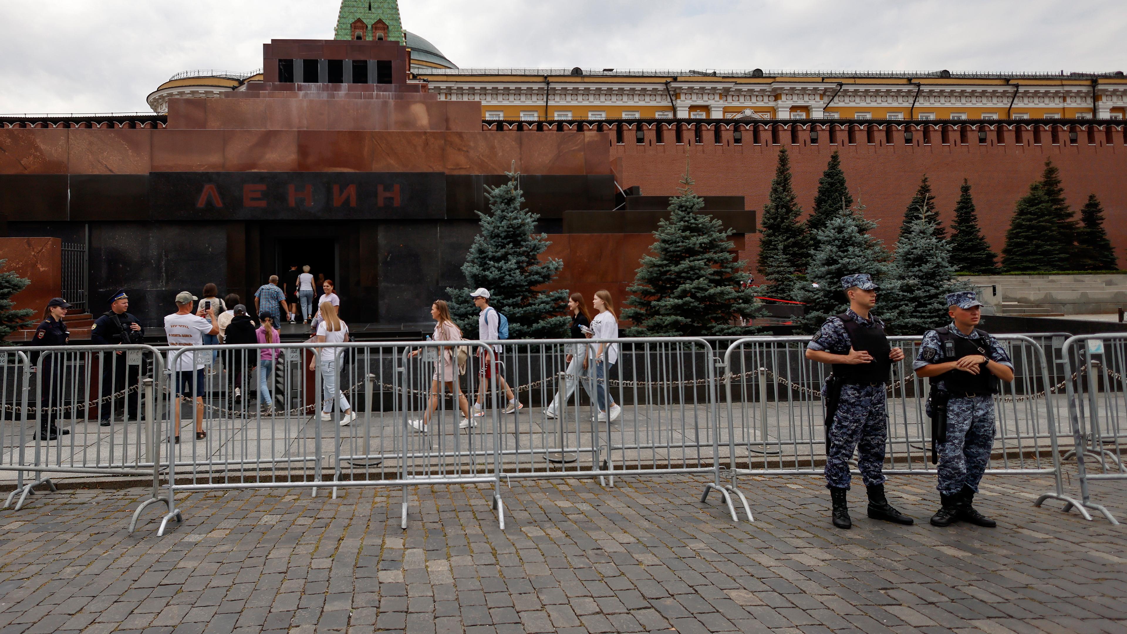 Zu sehen sind Touristen und Polizisten vorm Lenin-Mausoleum in Moskau.