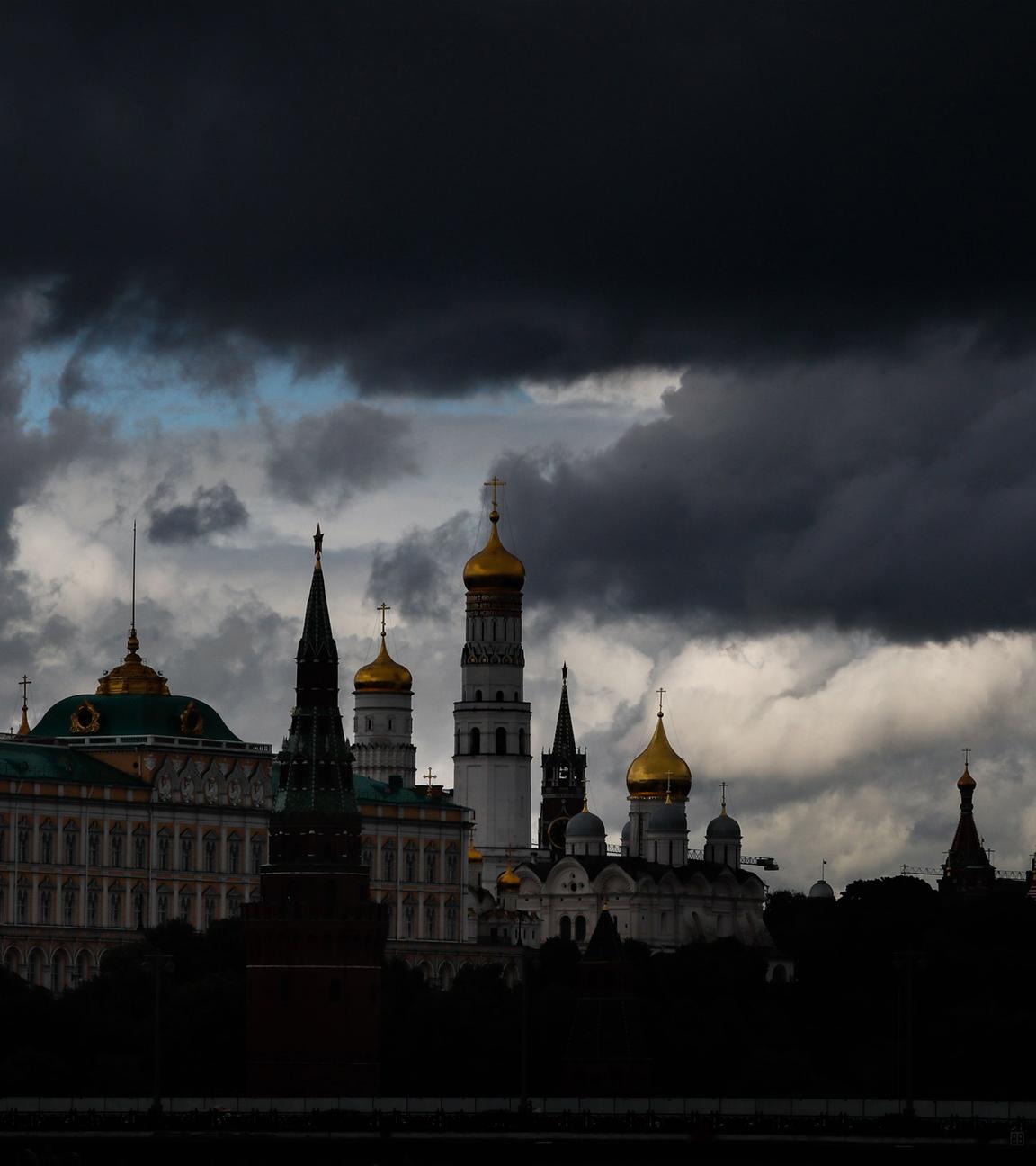 Archiv: Dunkle Regenwolken über dem Moskauer Kreml