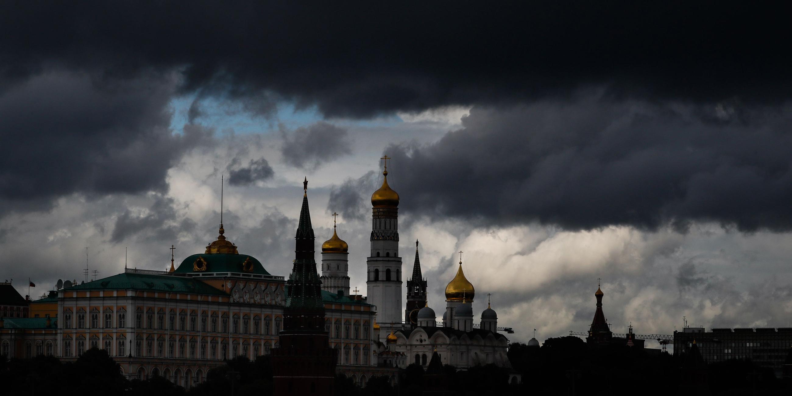 Archiv: Dunkle Regenwolken über dem Moskauer Kreml
