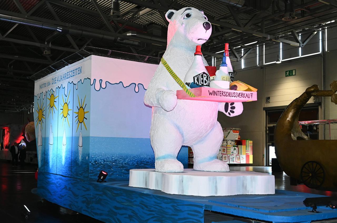 Motivwagen: Ein Eisbär steht auf einer schmelzenden Scholle und verramscht Klima-Kleber im Winterschlussverkauf.