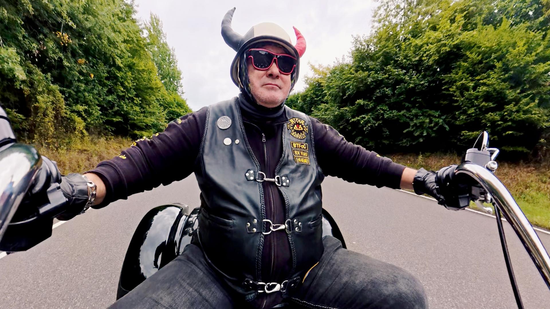 Waldi sitzt auf einem Pferd.