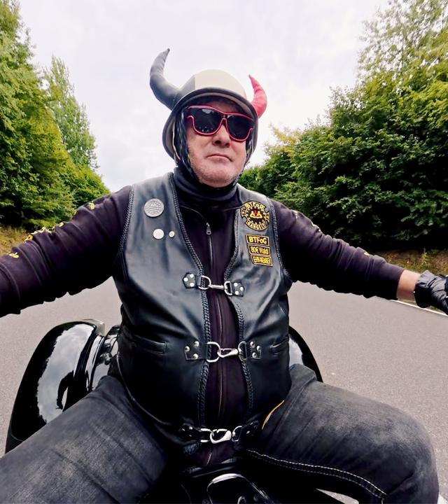 Waldi sitzt auf einem Pferd.