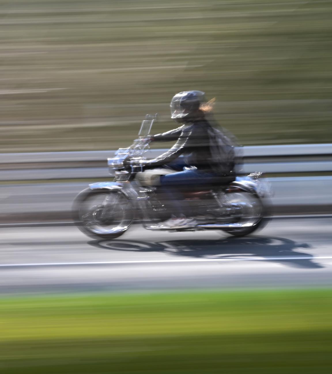 Ein Motorrad ist auf der L3004 bei Oberursel in Hessen in der bekannten Applauskurve am 14. April 2023 unterwegs.