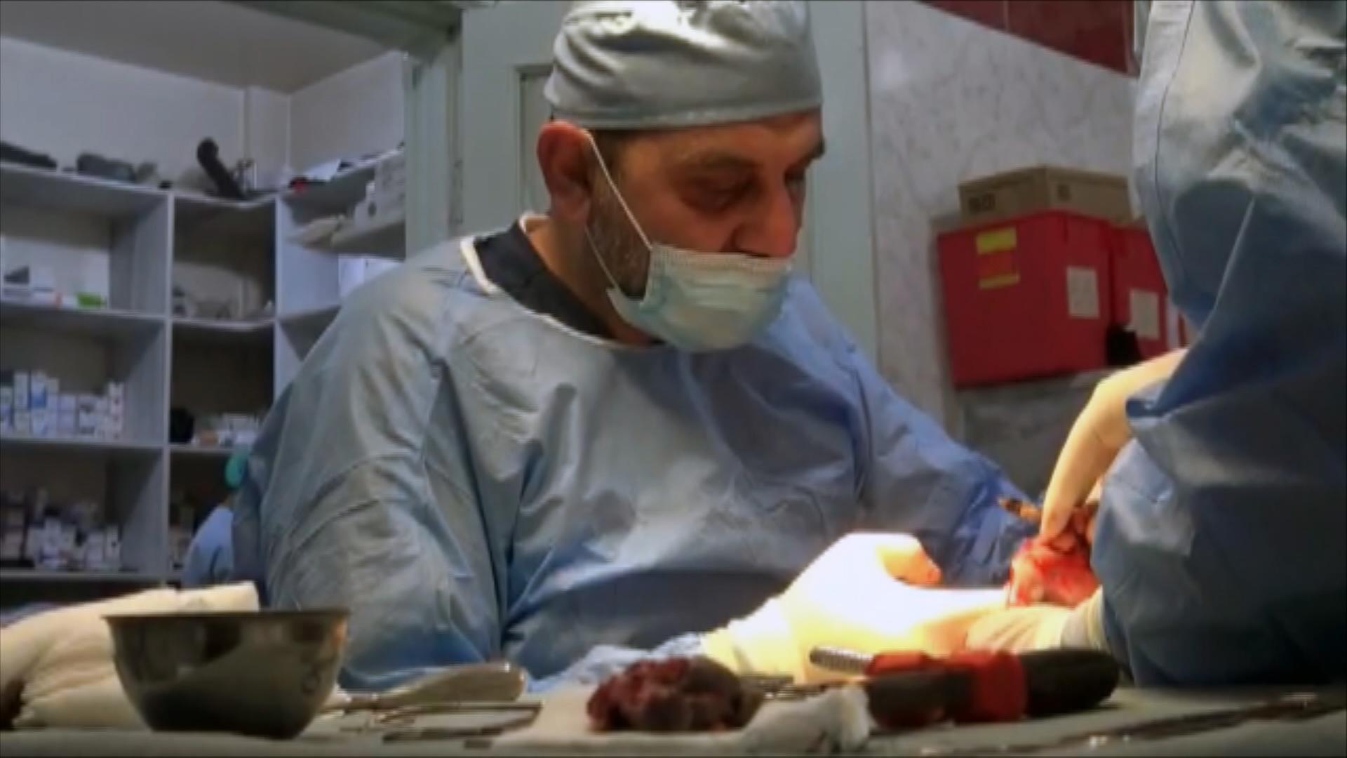 Dr. Mouheb Kaddour, Arzt in Idlib, Syrien während einer Operation am OP-Tisch