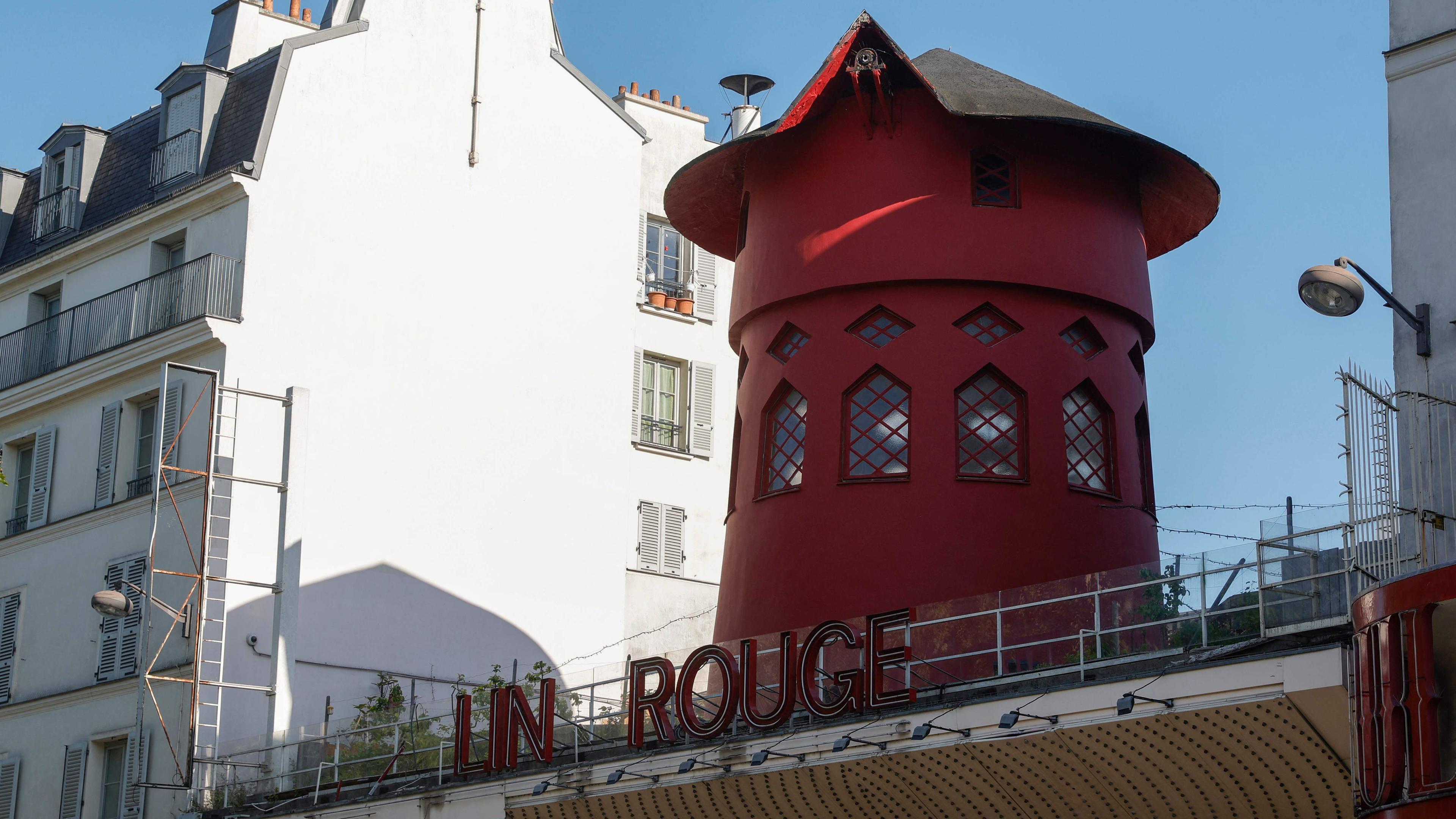 Die Windmühlenflügel des Pariser Varieté-Theaters Moulin Rouge sind eingestürzt. 