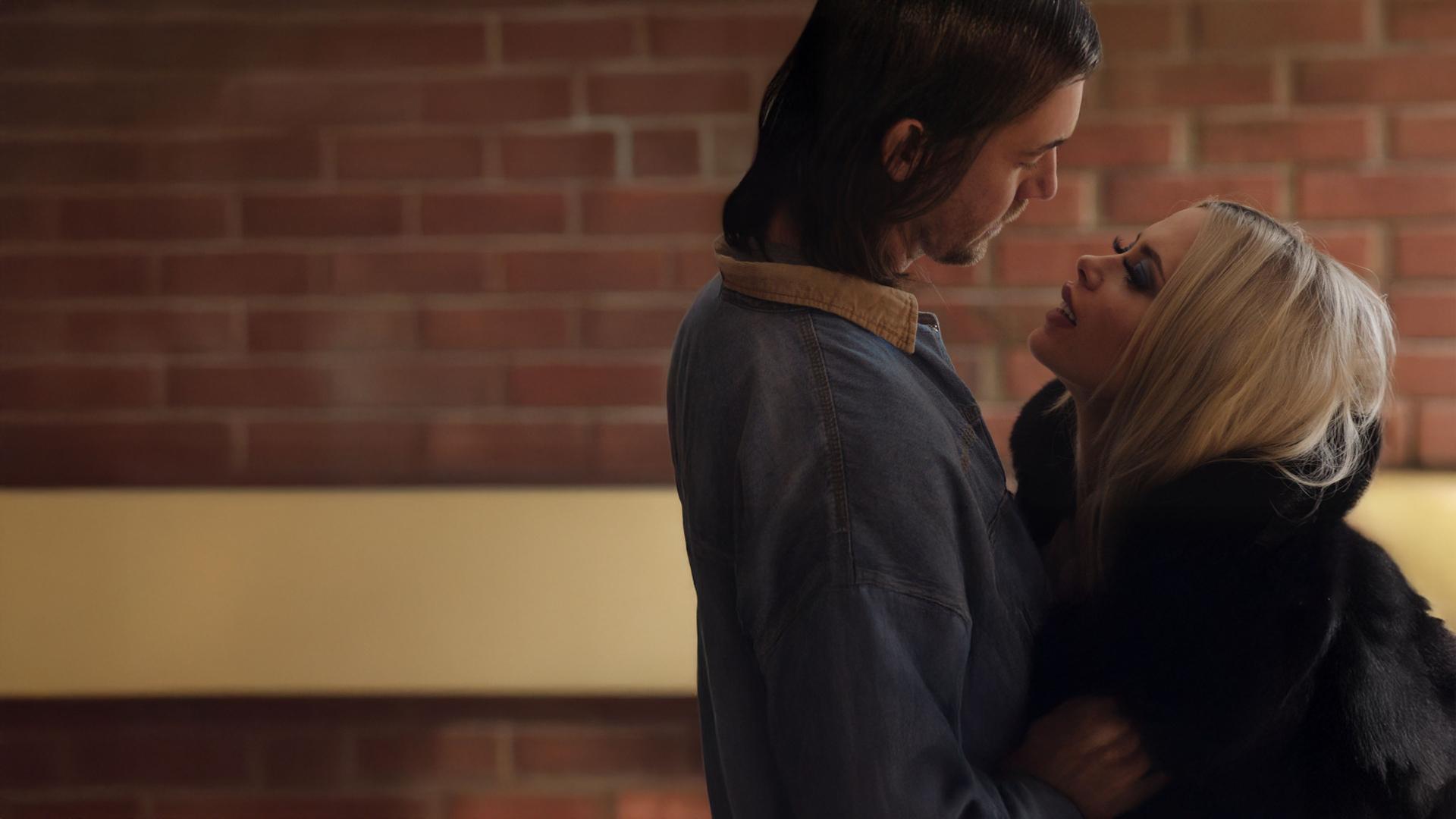 "Requiem for Selina - Mount Everest": Nikolaj (Pål Sverre Hagen) und Selina (Elli Rhiannon Müller Osborne) stehen sich eng gegenüber und schauen sich in die Augen.