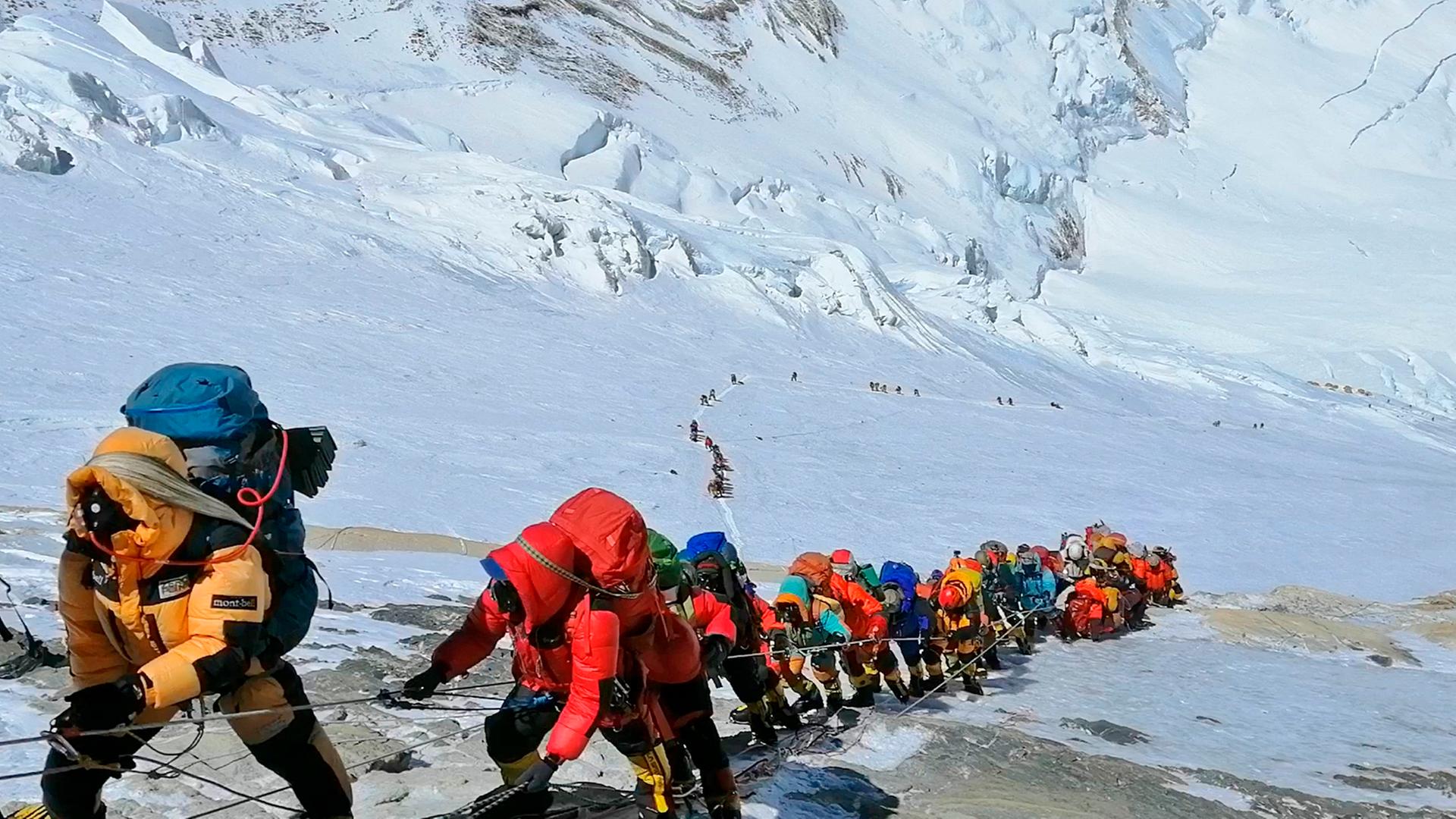  In einer langer Schlange klettern Bergsteiger auf den Mount Everest.