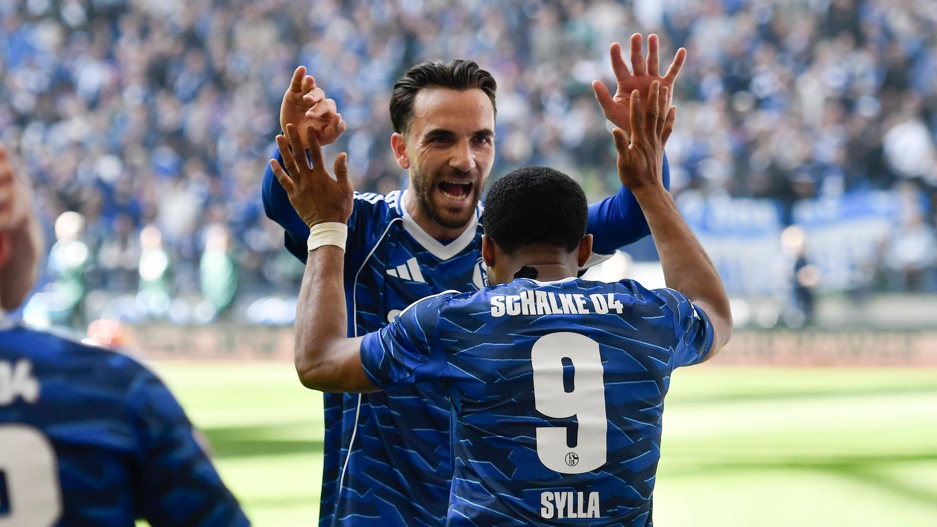 Moussa Sylla (FC Schalke 04) jubelt nach seinem Tor mit Kenan Karaman beim Spiel gegen Preußen Münster.