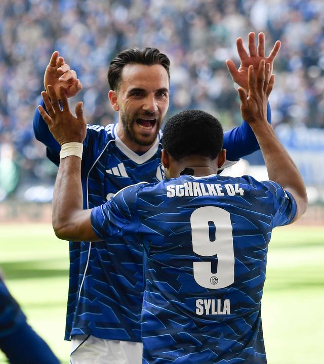 Moussa Sylla (FC Schalke 04) jubelt nach seinem Tor mit Kenan Karaman beim Spiel gegen Preußen Münster.