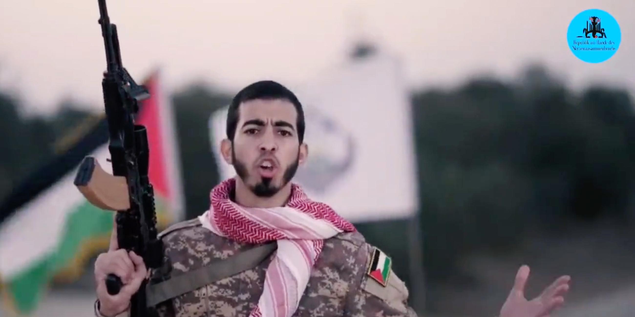Screenshot: Saleh Aljafarawi als martialischer Kämpfer mit Maschinengewehr.