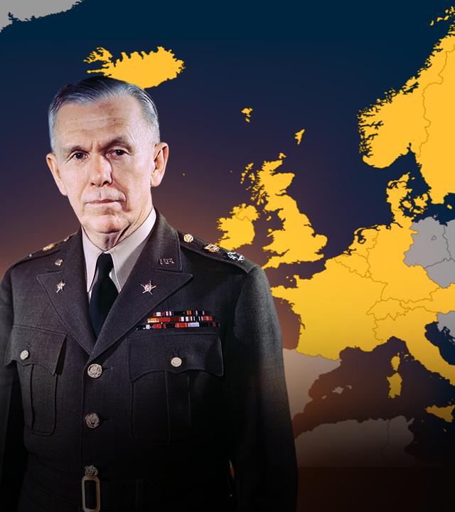  Ex-US-Außenminister George C. Marshall und Mirko Drotschmann, im Hintergrund eine Karte Europas 
