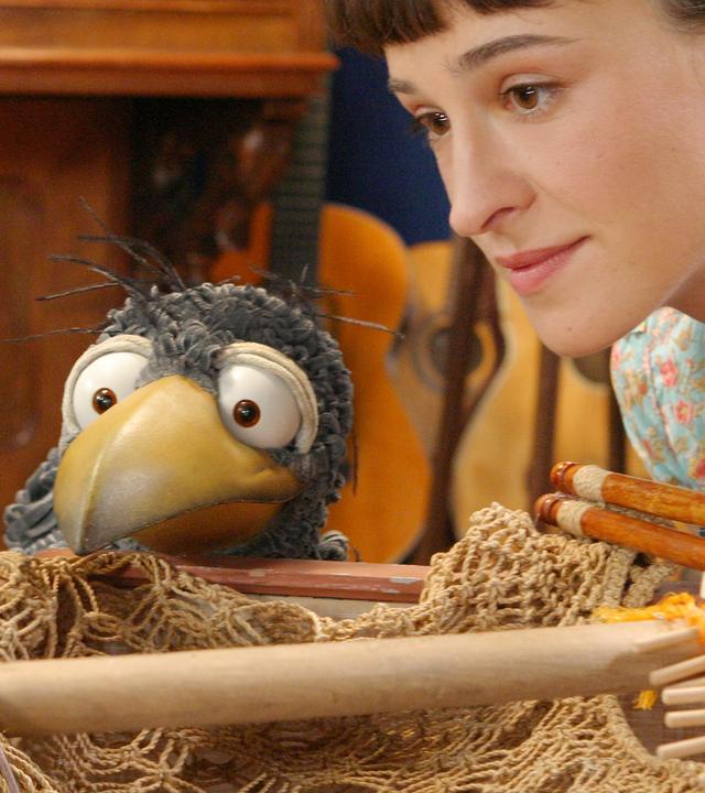 Rabe Rudi und Siebenstein schauen gebannt auf eine Maus, die in einem Parcours hockt.