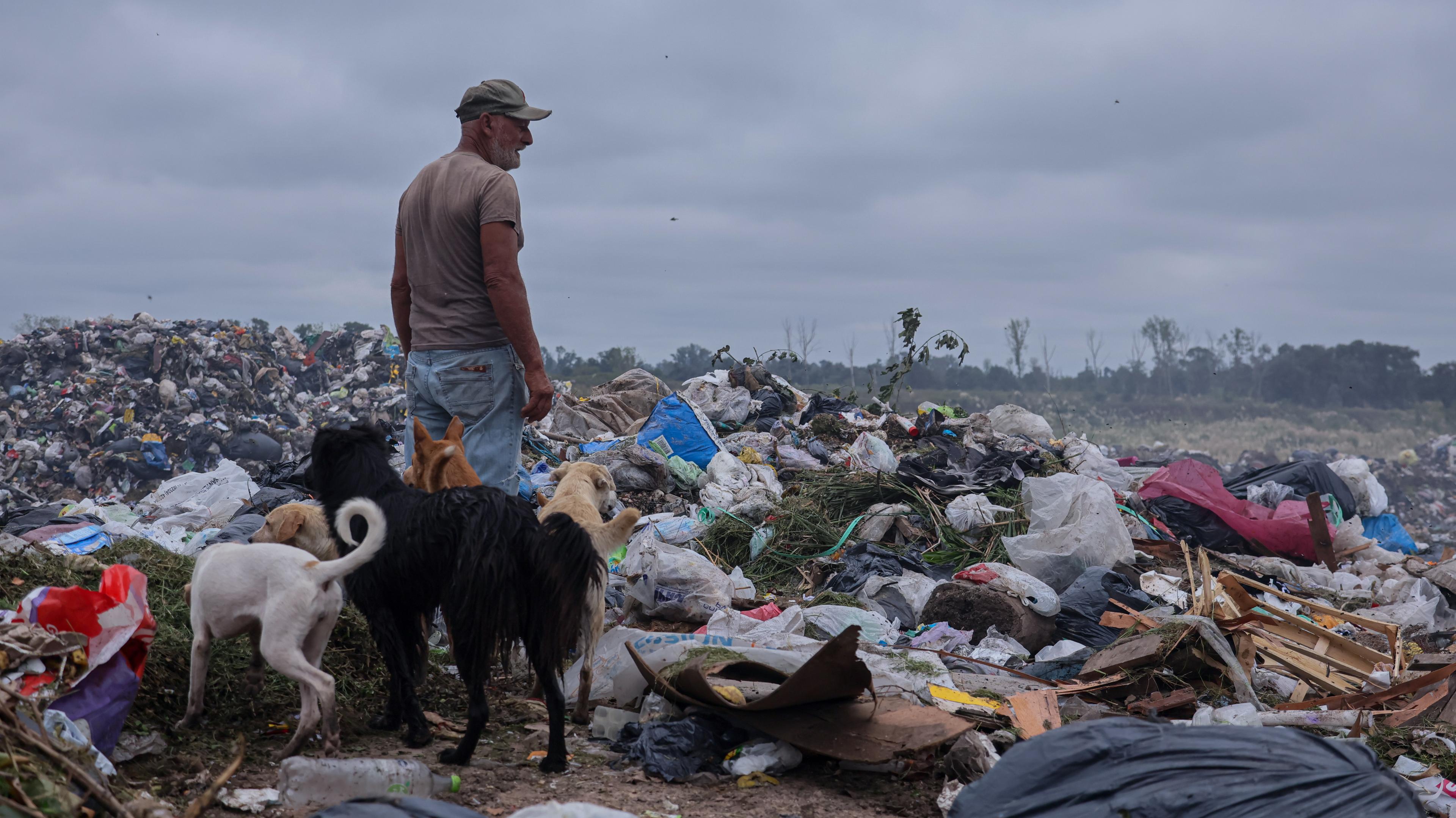 Hunde begleiten Recycler bei ihrer täglichen Arbeit in Lujan, Buenos Aires, Argentinien am 01.03.2024.