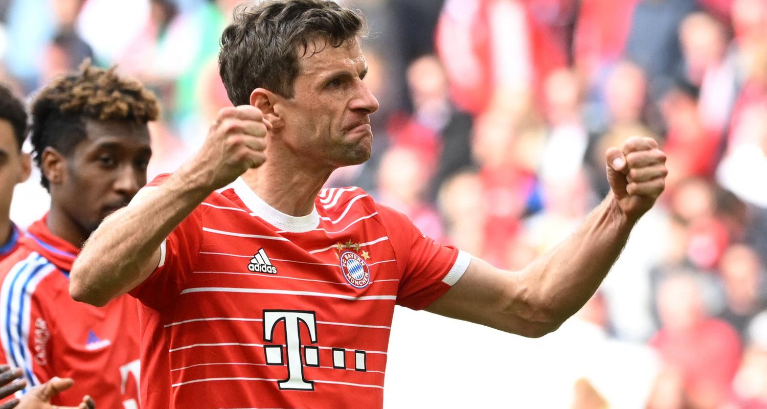 Fußball-Bundesliga: Thomas Müller ballt nach dem Sieg über Hertha BSC beide Fäuste.