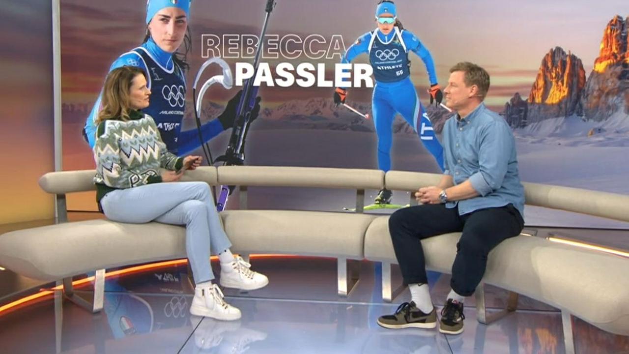 Die ZDF Fernsehmoderatorin Katrin Müller-Hohenstein und der Journalist Markus Harm unterhalten sich im ZDF-Sportstudio