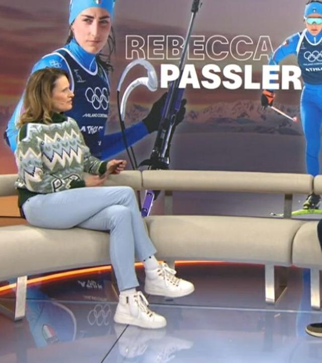 Die ZDF Fernsehmoderatorin Katrin Müller-Hohenstein und der Journalist Markus Harm unterhalten sich im ZDF-Sportstudio