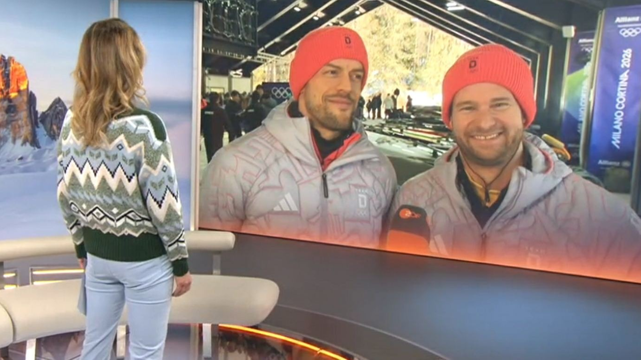 Die ZDF Fernsehmoderatorin Katrin Müller-Hohenstein interviewt per Fernschalte die deutschen Bobsportler Johannes Lochner und Georg Fleischhauer aus dem ZDF-Sportstudio