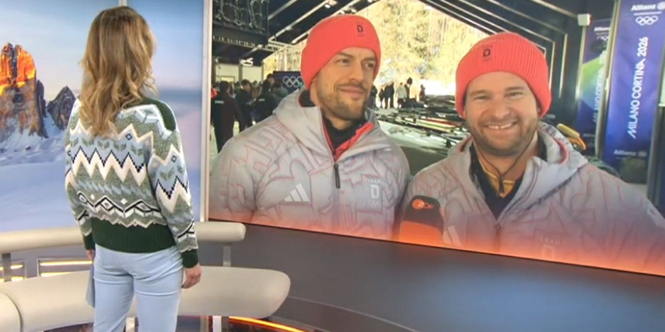 Die ZDF Fernsehmoderatorin Katrin Müller-Hohenstein interviewt per Fernschalte die deutschen Bobsportler Johannes Lochner und Georg Fleischhauer aus dem ZDF-Sportstudio