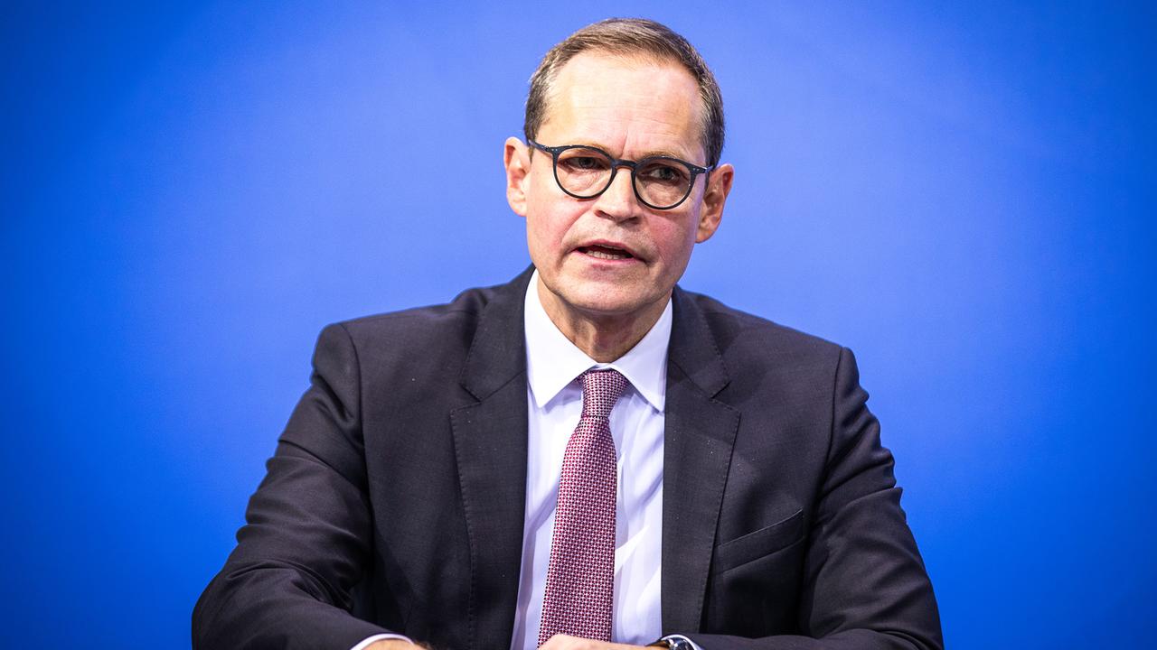 Zdfheutejournal Gestalt In Blauem Schutzanzug Lsst Rnd