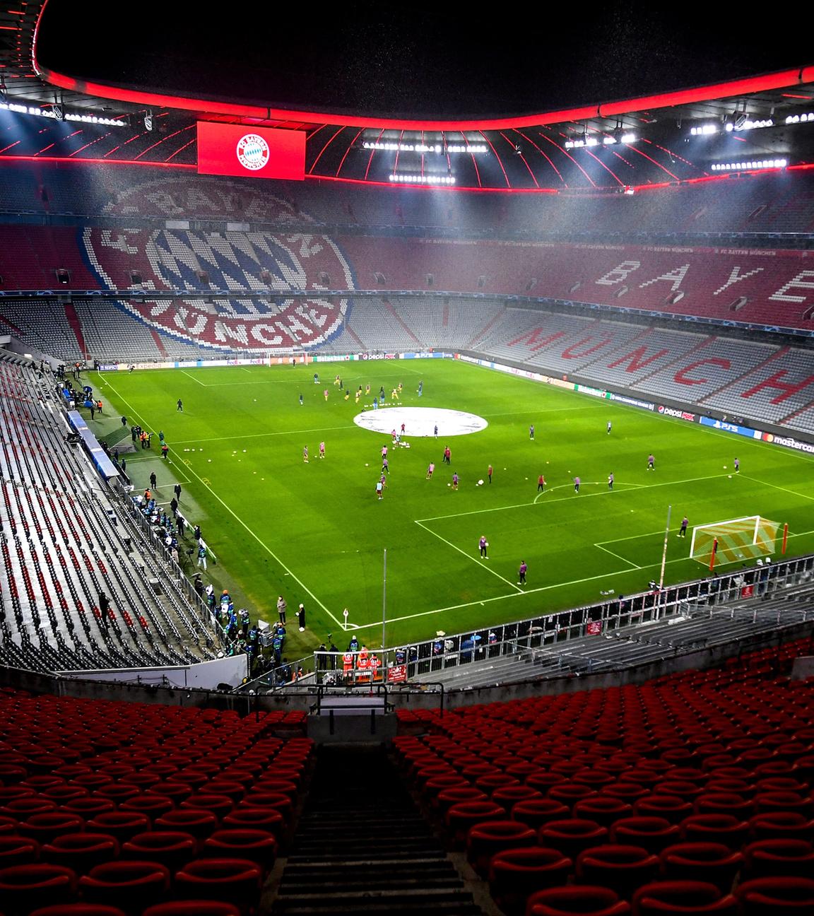 München, Allianz Arena: Das Spiel Bayern München - FC Barcelona vor leere Tribünen.