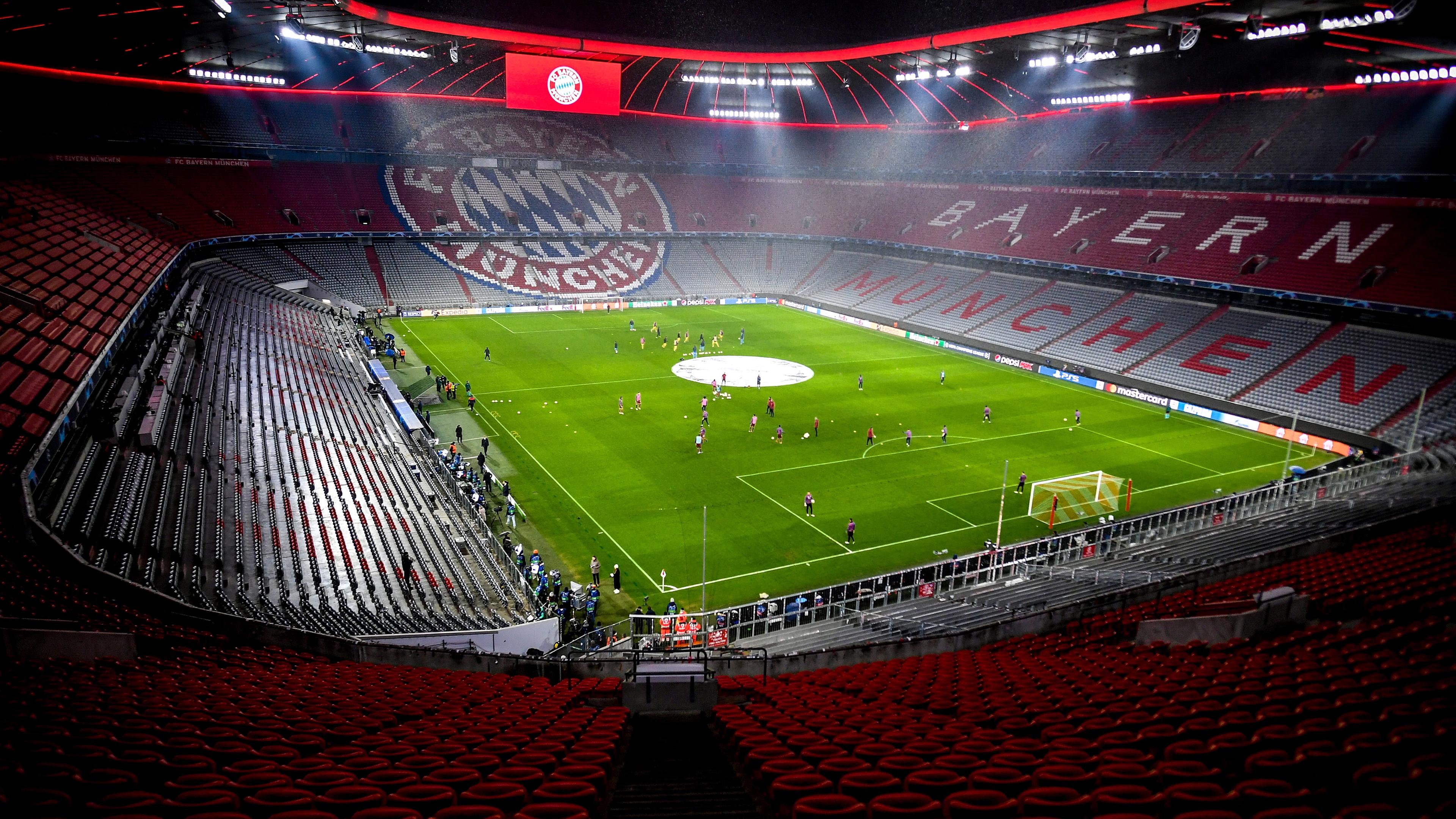 München, Allianz Arena: Das Spiel Bayern München - FC Barcelona vor leere Tribünen.
