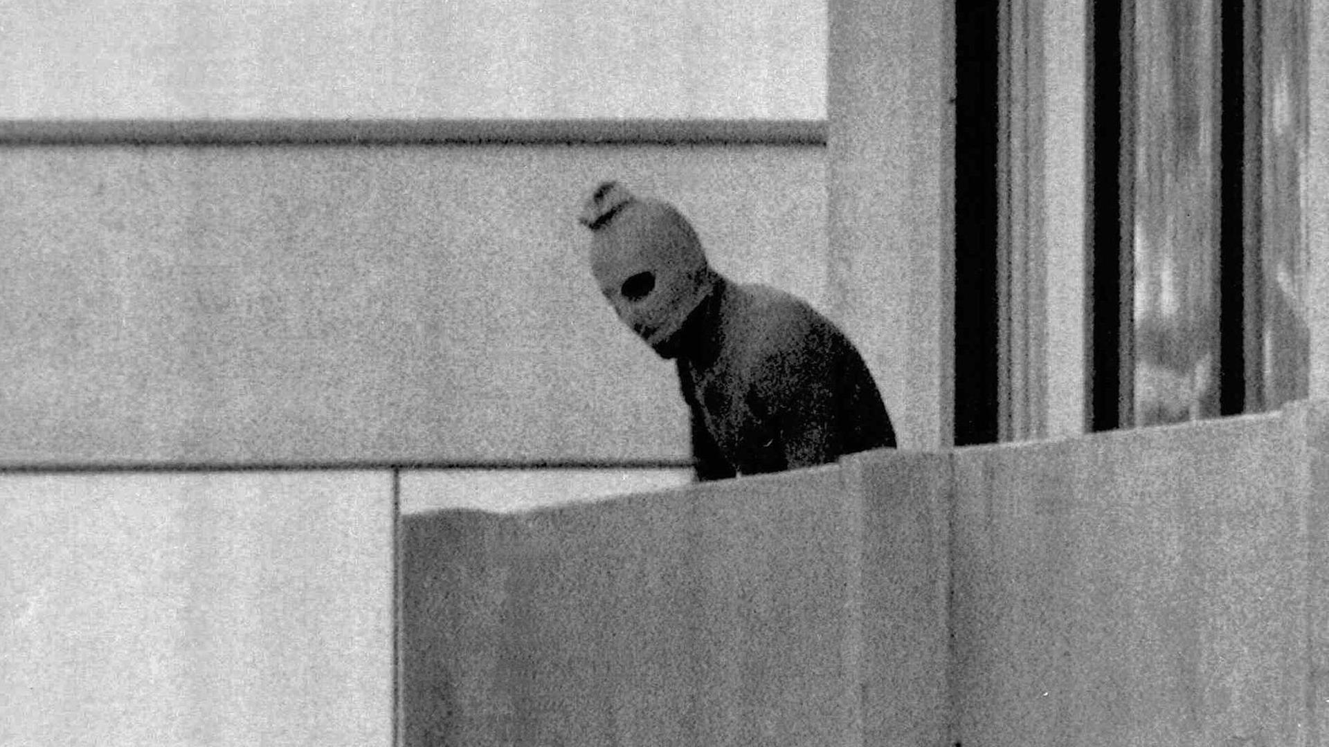 Ein Terrorist steht auf einem Balkon.