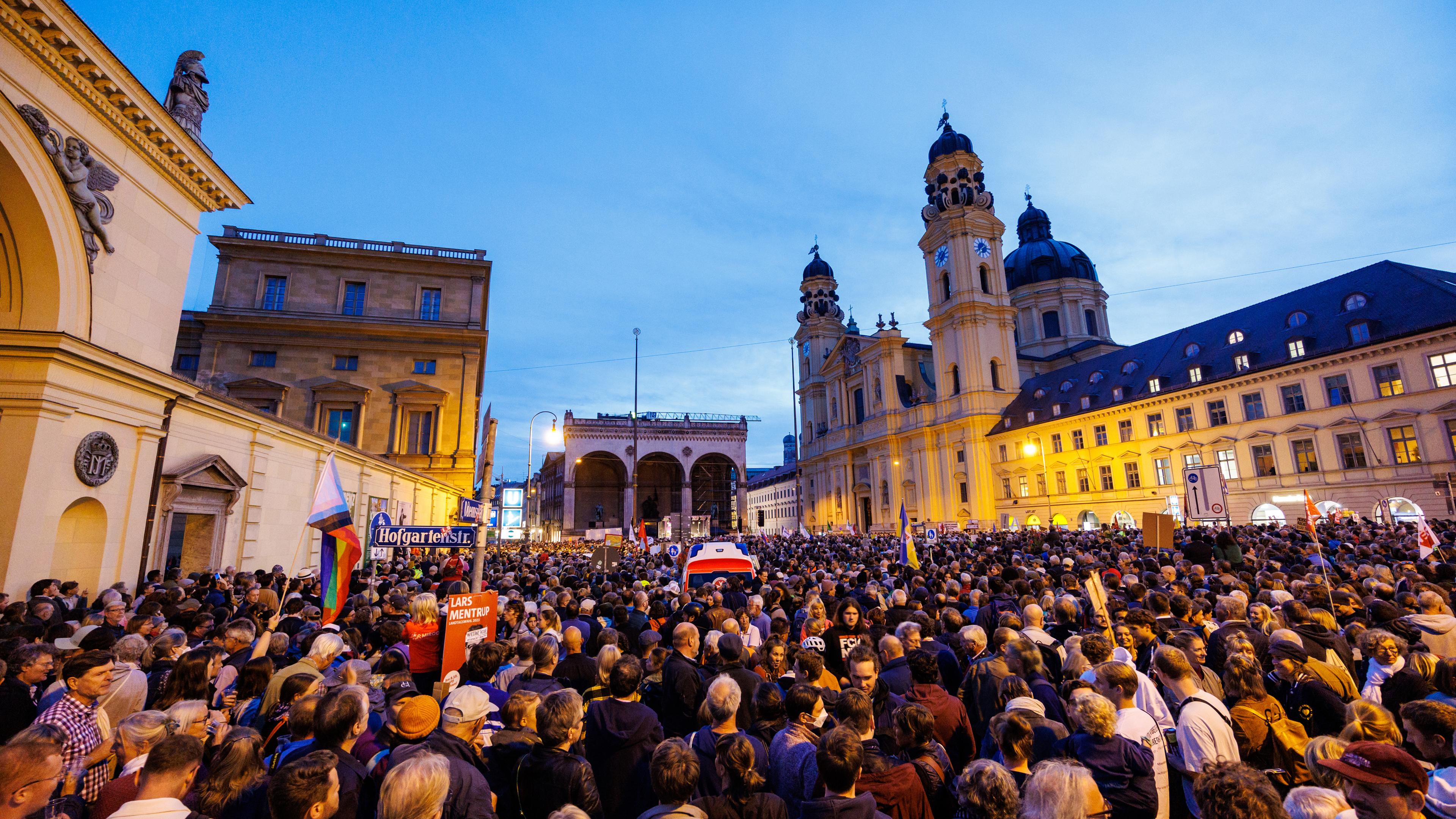 Zahlreiche Teilnehmer stehen mit ihren Plakaten auf einer Kundgebung mehrerer Bündnisse unter dem Motto «Zammreißen! Bayern gegen Rechts» auf dem Odeonsplatz in München