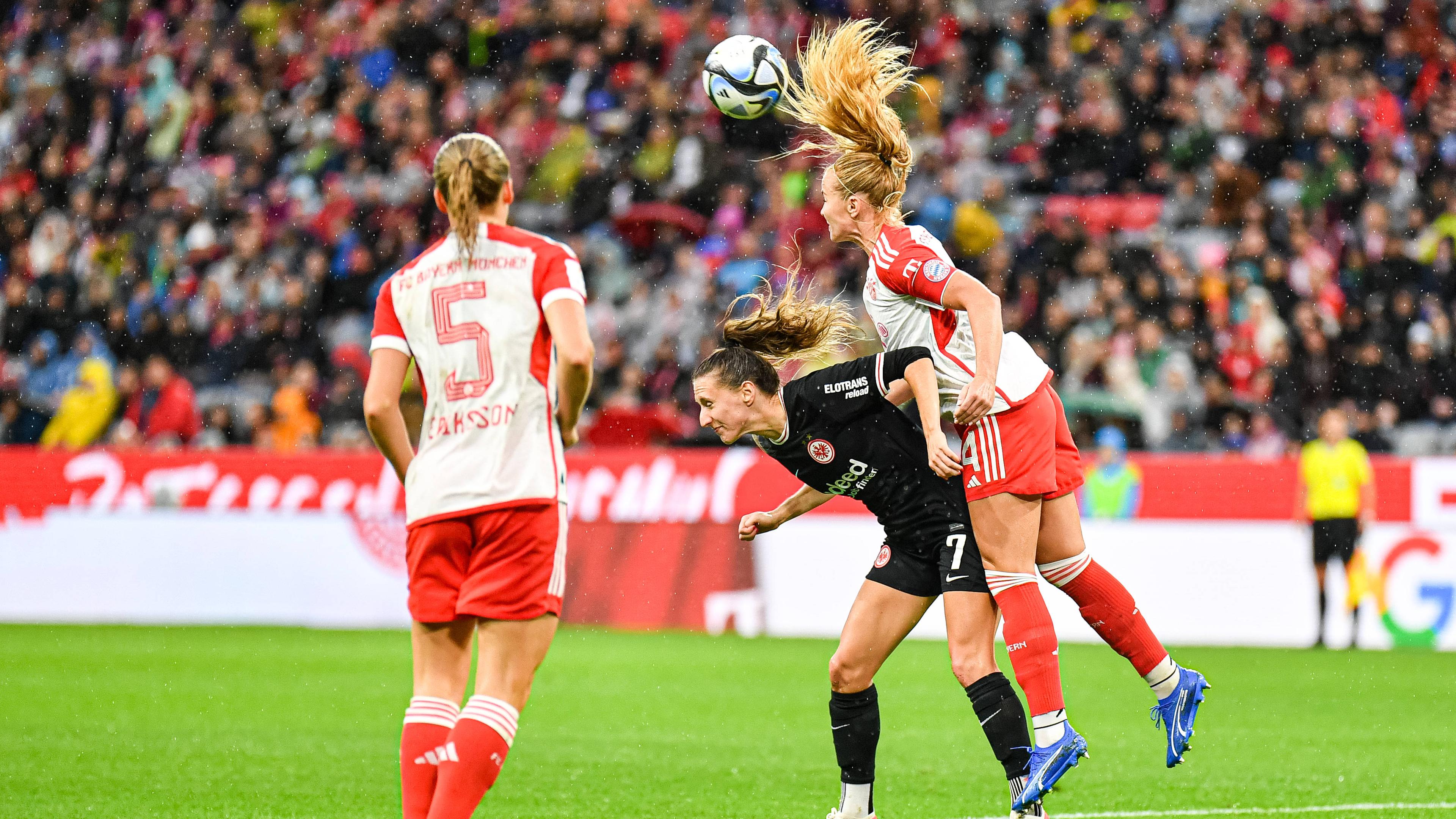 Frankfurts Lara Prasnikar und Münchens Glodis Viggosdottir in Aktion beim Frauen Bundesligaspiel am 14.10.2023.