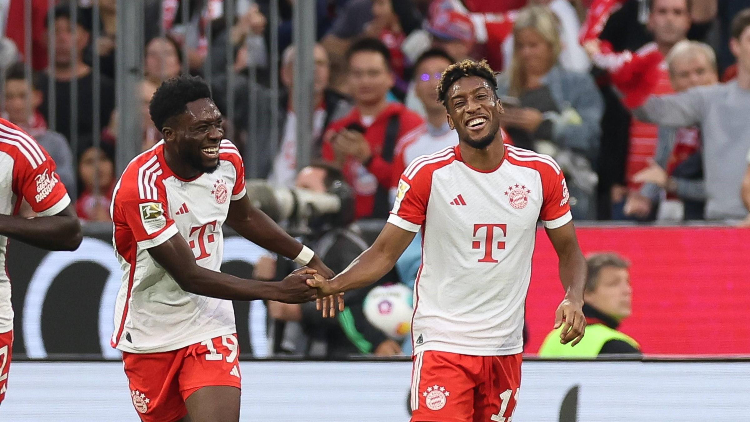 Münchens Kingsley Coman jubelt mit Alphonso Davies zum 1:0 gegen Freiburg.