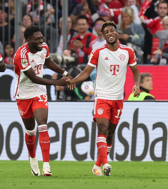 Münchens Kingsley Coman jubelt mit Alphonso Davies zum 1:0 gegen Freiburg.