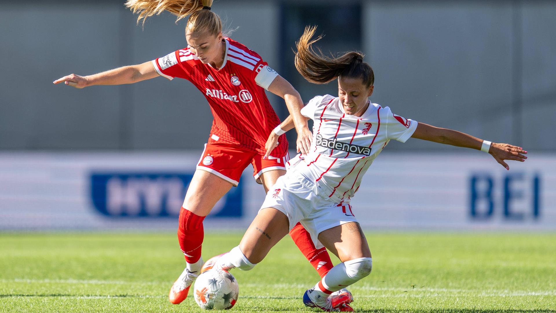 Bayern Münchens Verteidigerin Glódís Perla Viggósdóttir foult ihre Augsburger Gegenspielerin Selina Vobian im Zweikampf