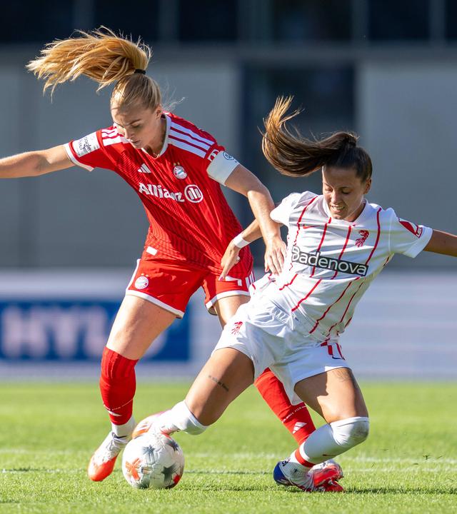 Bayern Münchens Verteidigerin Glódís Perla Viggósdóttir foult ihre Augsburger Gegenspielerin Selina Vobian im Zweikampf