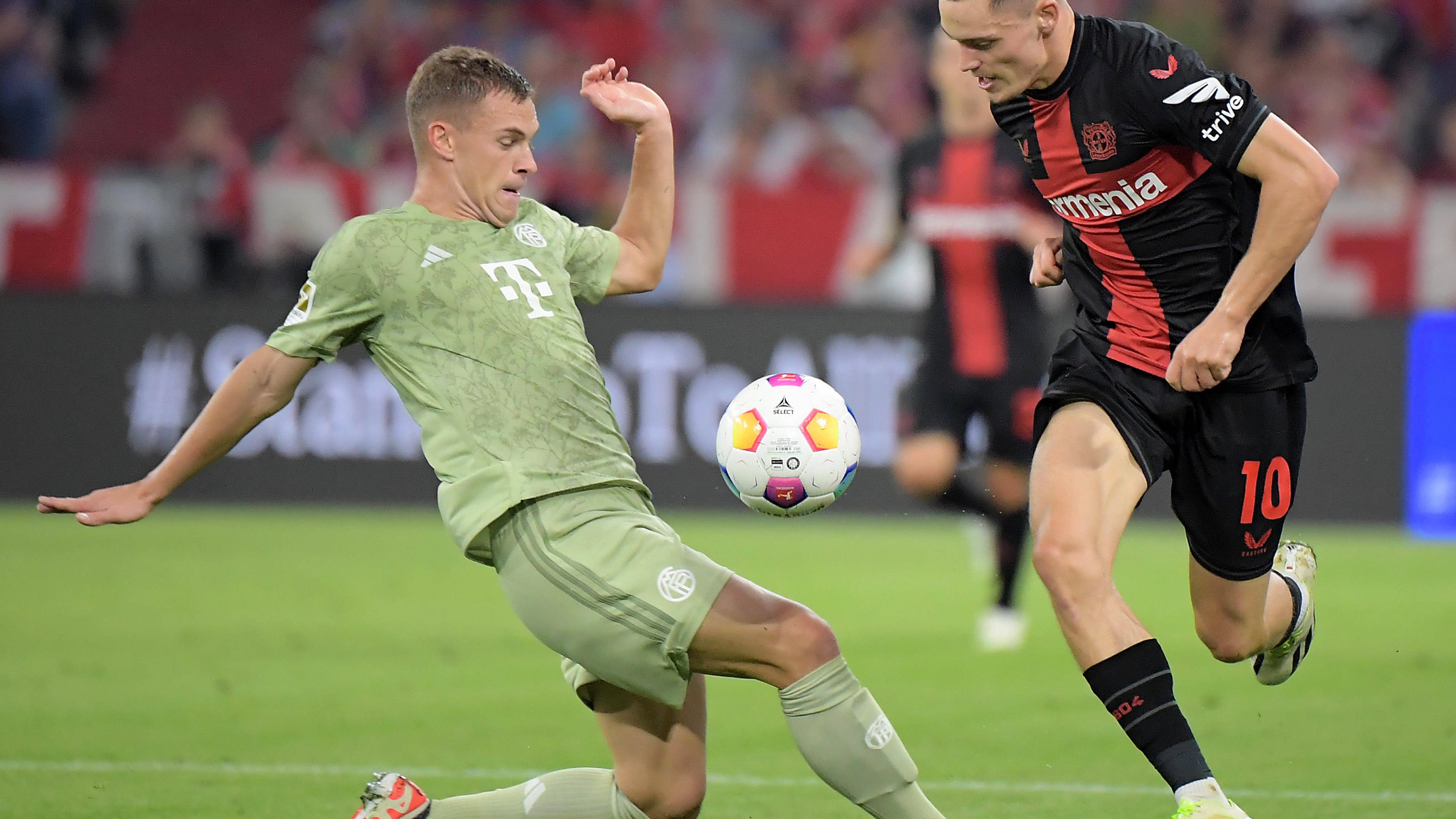Joshua Kimmich (FC Bayern Muenchen) and Florian Wirtz (Bayer 04 Leverkusen) in a duel on September 15th, 23rd