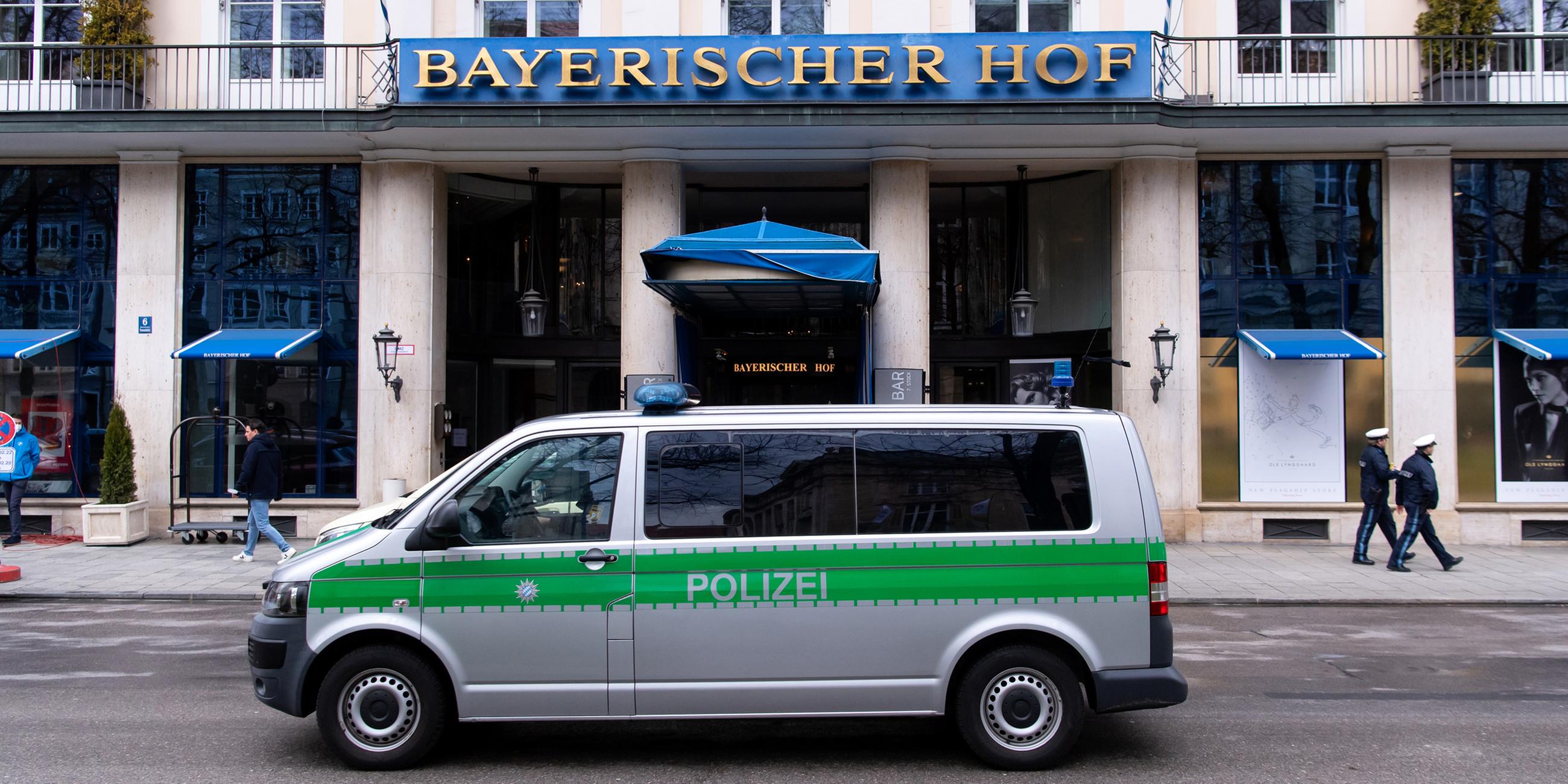 Ein Polizeiauto fährt vor dem Hotel "Bayerischer Hof" entlang.