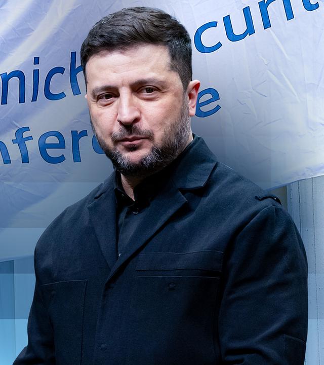 Präsident Selenskyj vor einem Banner der Münchner Sicherheitskonferenz.