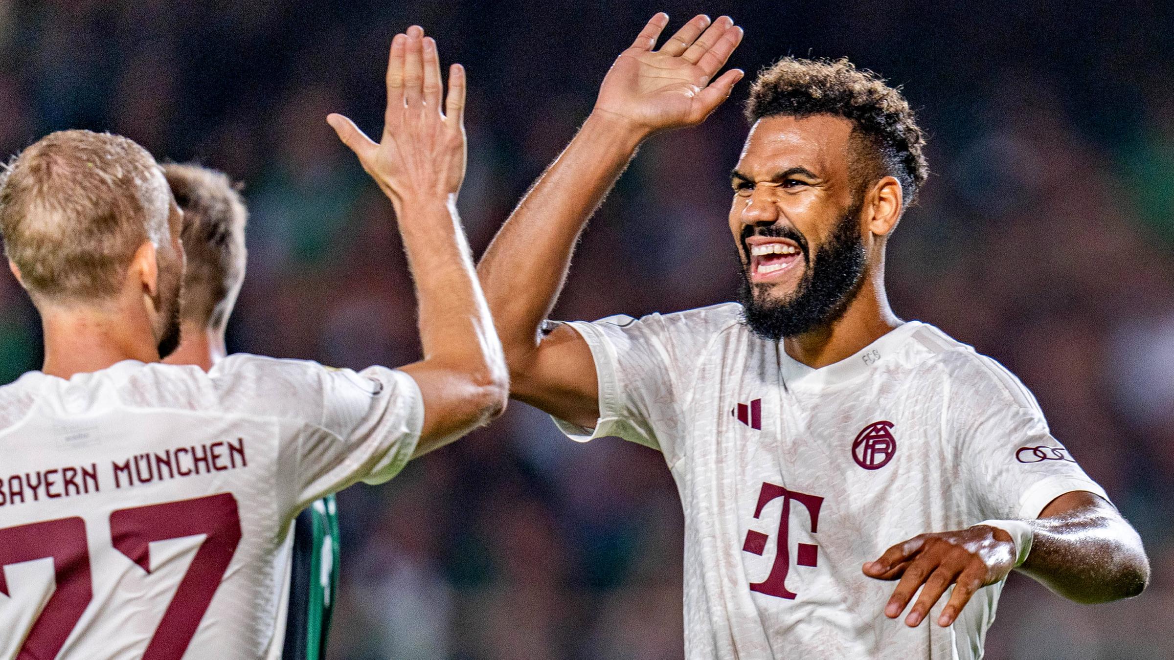 Bayerns Konrad Laimer jubelt mit Eric Maxim Choupo-Moting zum 0:2 beim DFB Pokal Spiel gegen Münster am 26.09.2023.