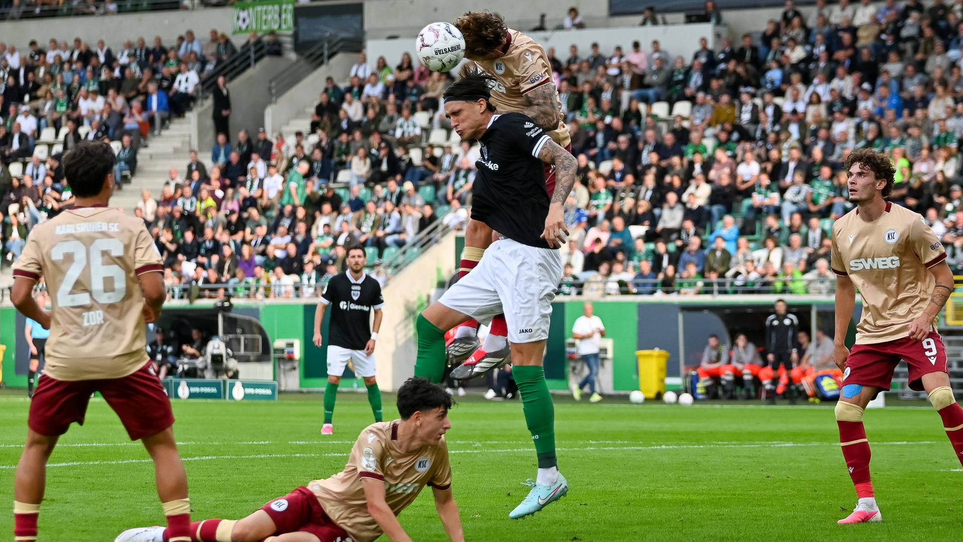 Der Karlsruher Innenverteidiger Marcel Franke setzt sich im Kopfballduell gegen Antonio Tikvić durch