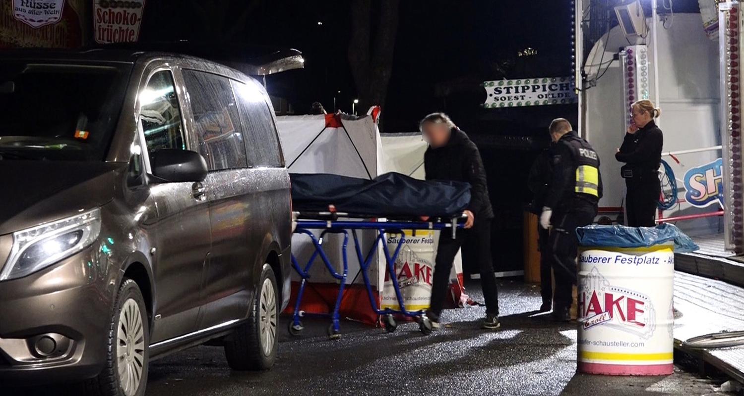 Ein Bestatter bringt den Toten mit einer Bahre in sein Fahrzeug, aufgenommen am 19.03.2023 in Münster