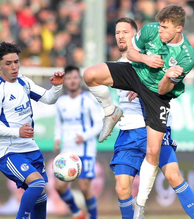 Soufiane El-Faouzi (Schalke 04) und Jano ter Horst (Preußen Münster) im Zweikampf um den Ball