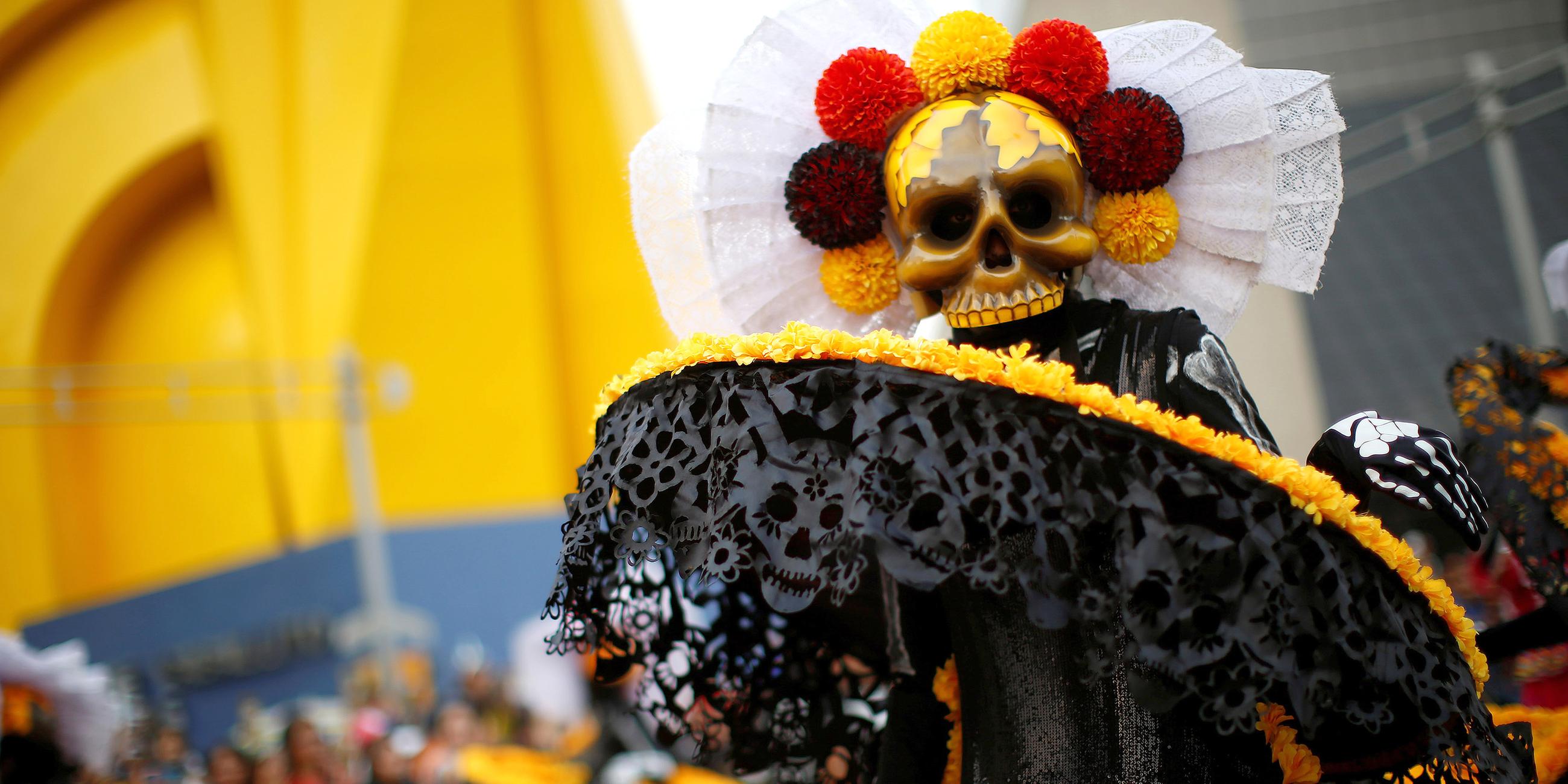 Bunte Totenkopfmaske bei der Parade zum day of the dead in Mexiko City