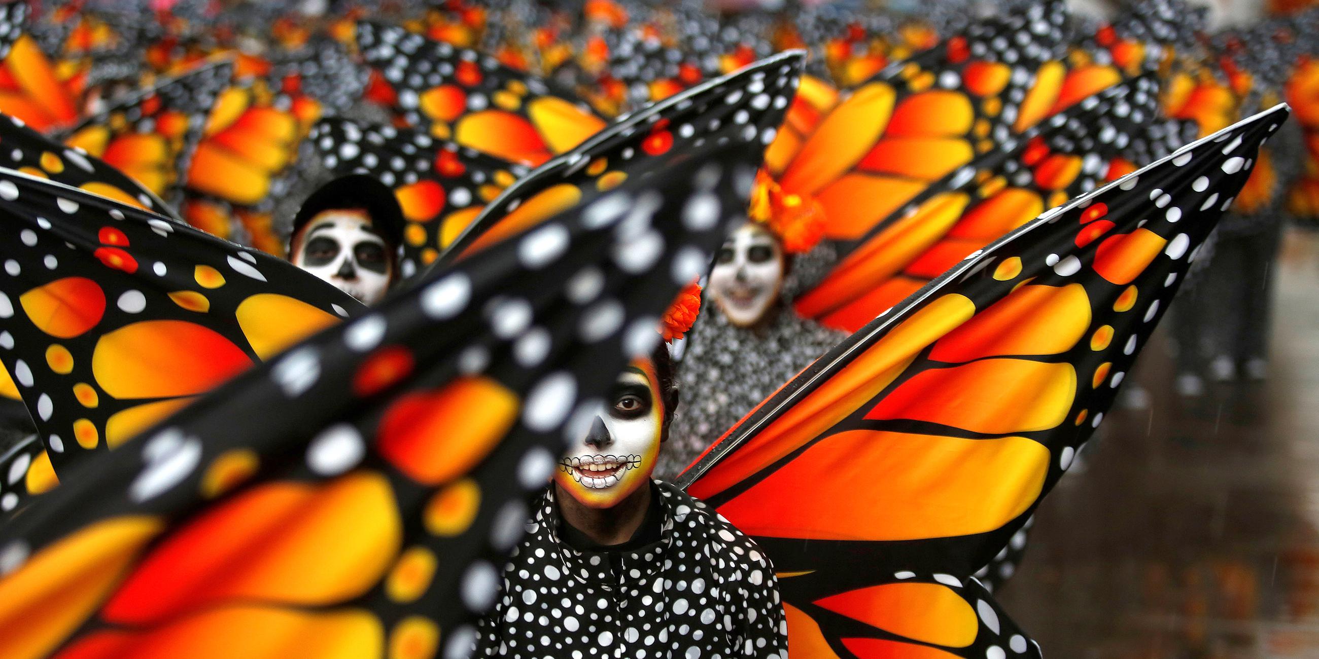 Teilnehmer als Monarch-Schmetterlinge verkleidet in Mexiko City