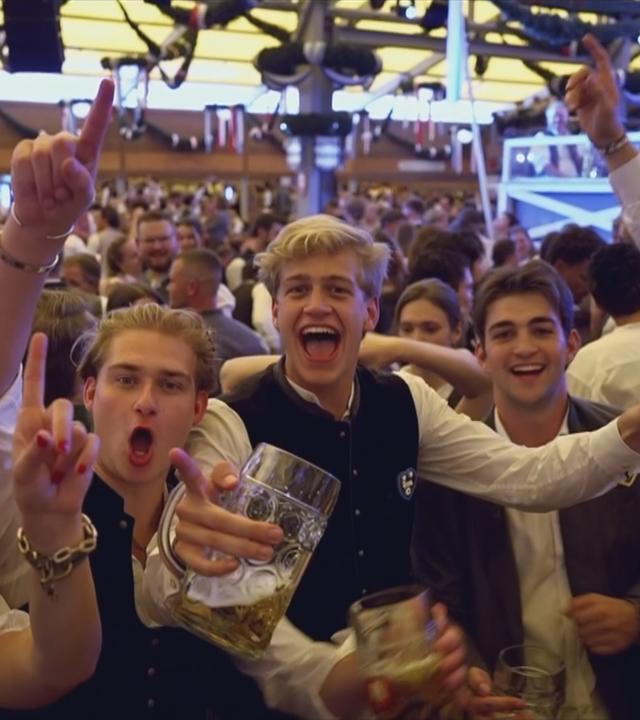 Menschen feiern auf dem Oktoberfest