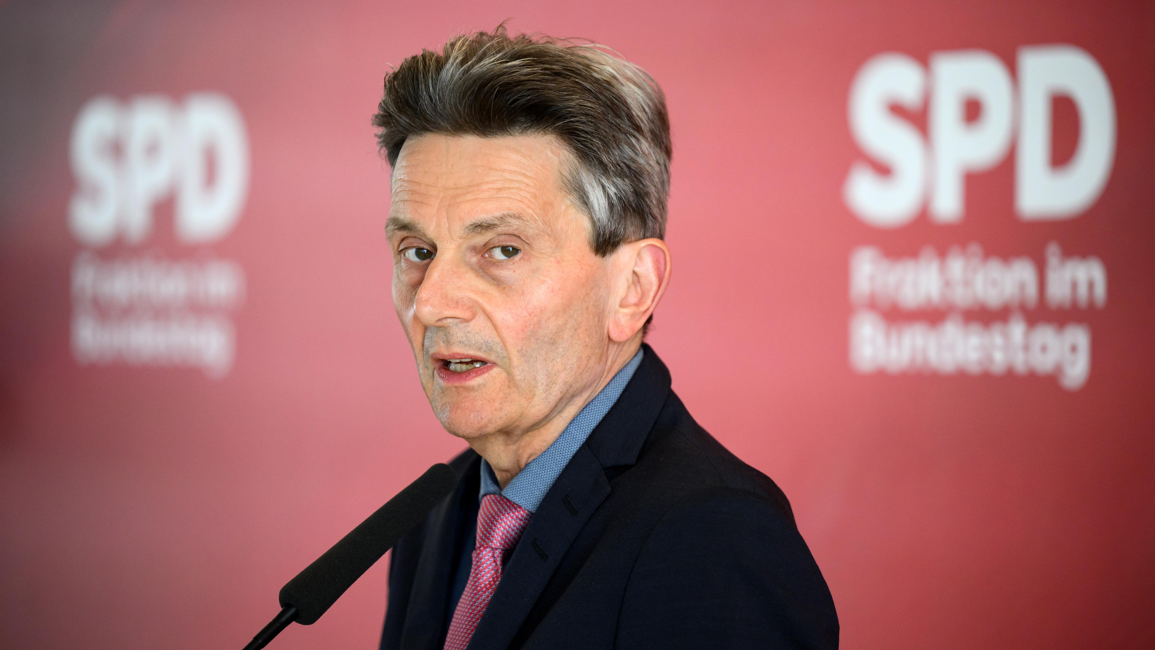 SPD-Fraktionschef Rolf Mützenich äußert sich vor der Fraktionssitzung der SPD im Deutschen Bundestag