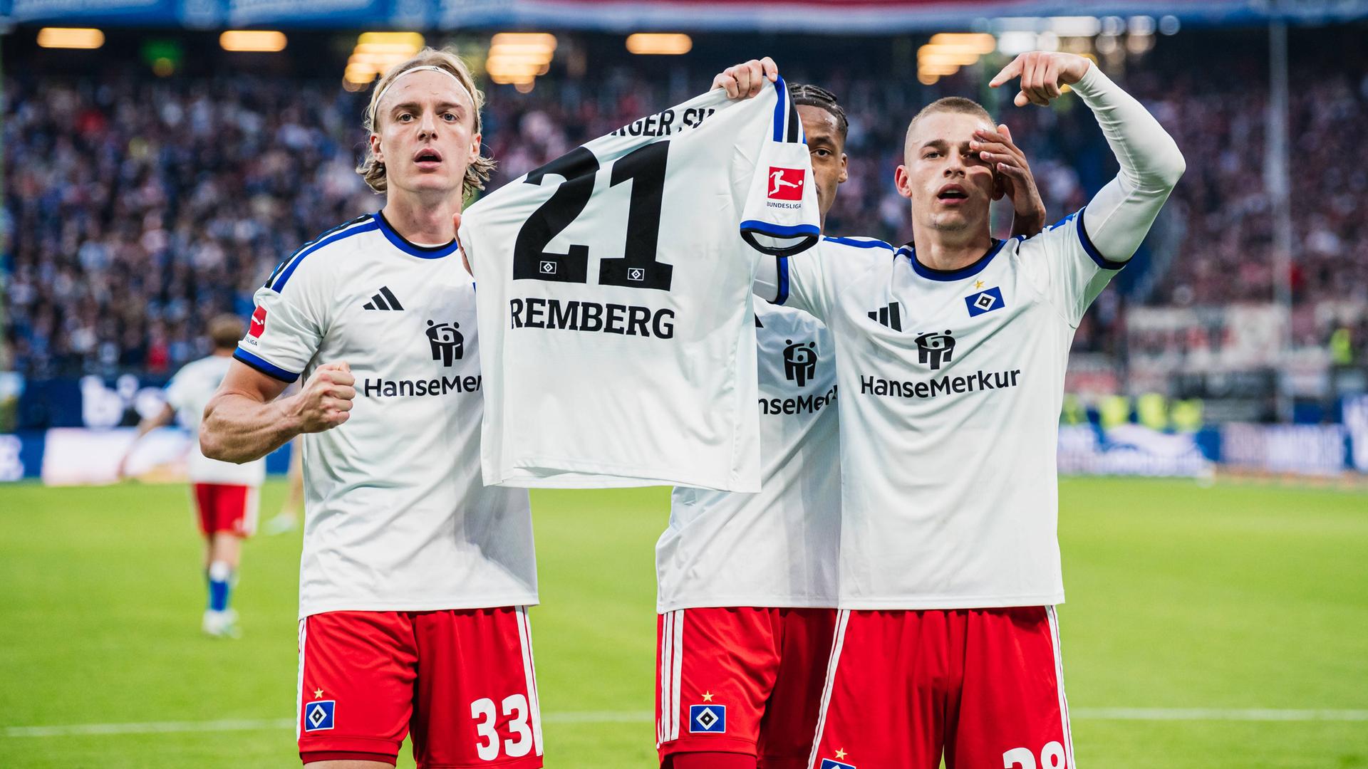 Hamburgs Verteidiger Miro Muheim hält nach seinem Treffer zum 1:0 gegen den VfB Stuttgart das Trikot seines Teamkollegen Nicolai Remberg in die Kameras.