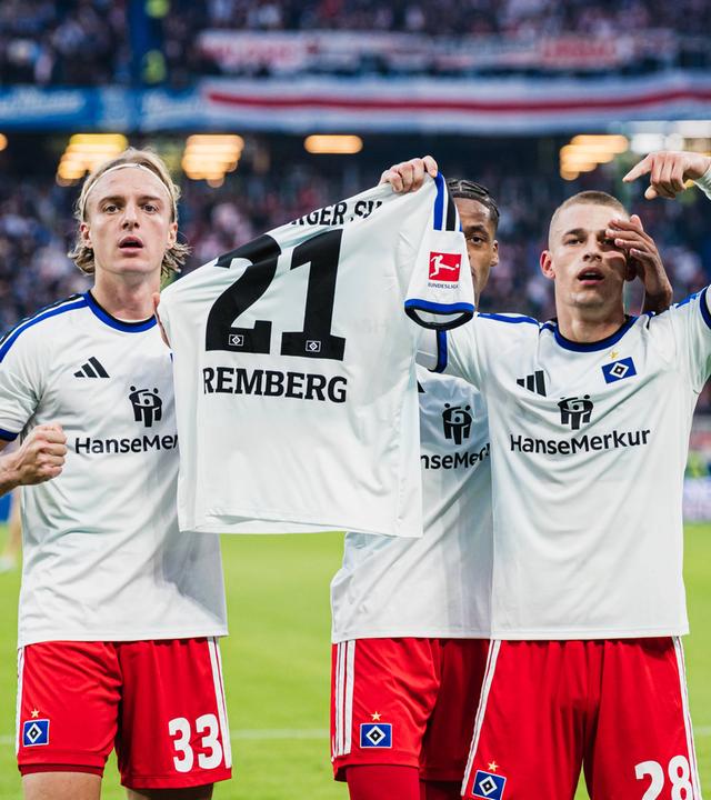 Hamburgs Verteidiger Miro Muheim hält nach seinem Treffer zum 1:0 gegen den VfB Stuttgart das Trikot seines Teamkollegen Nicolai Remberg in die Kameras.
