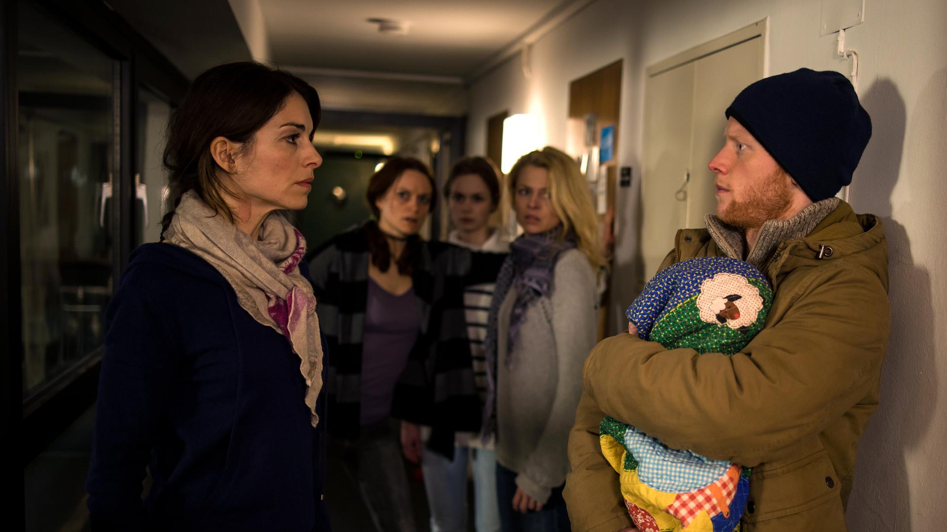 In einem Mutter-Kind-Wohnheim im inneren Hof liegt eine Leiche auf dem Boden