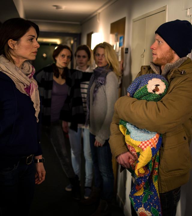 In einem Mutter-Kind-Wohnheim im inneren Hof liegt eine Leiche auf dem Boden